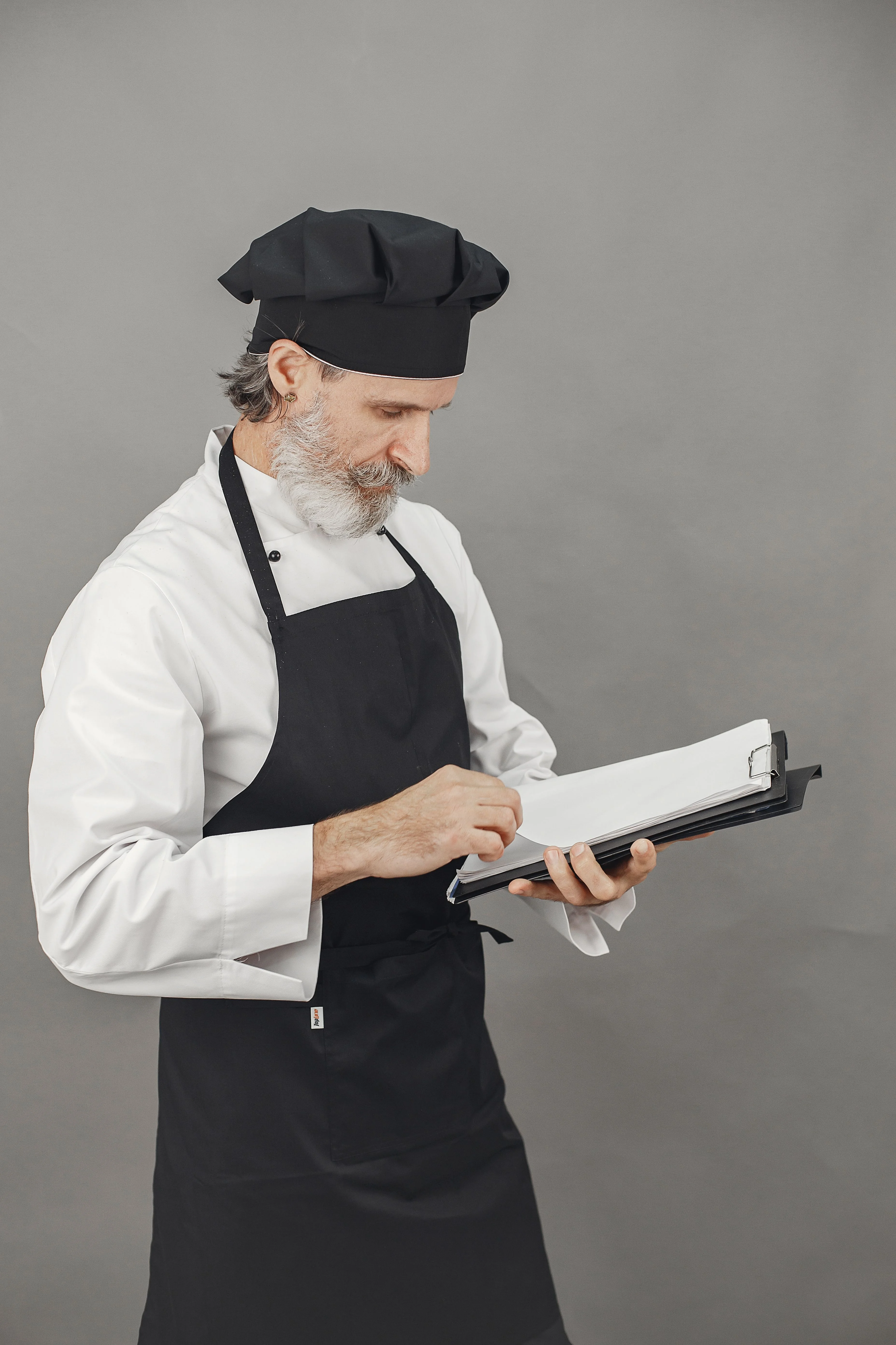 Chef consultant une fiche de suivi pour pr&eacute;parer les contr&ocirc;les sanitaires de son restaurant