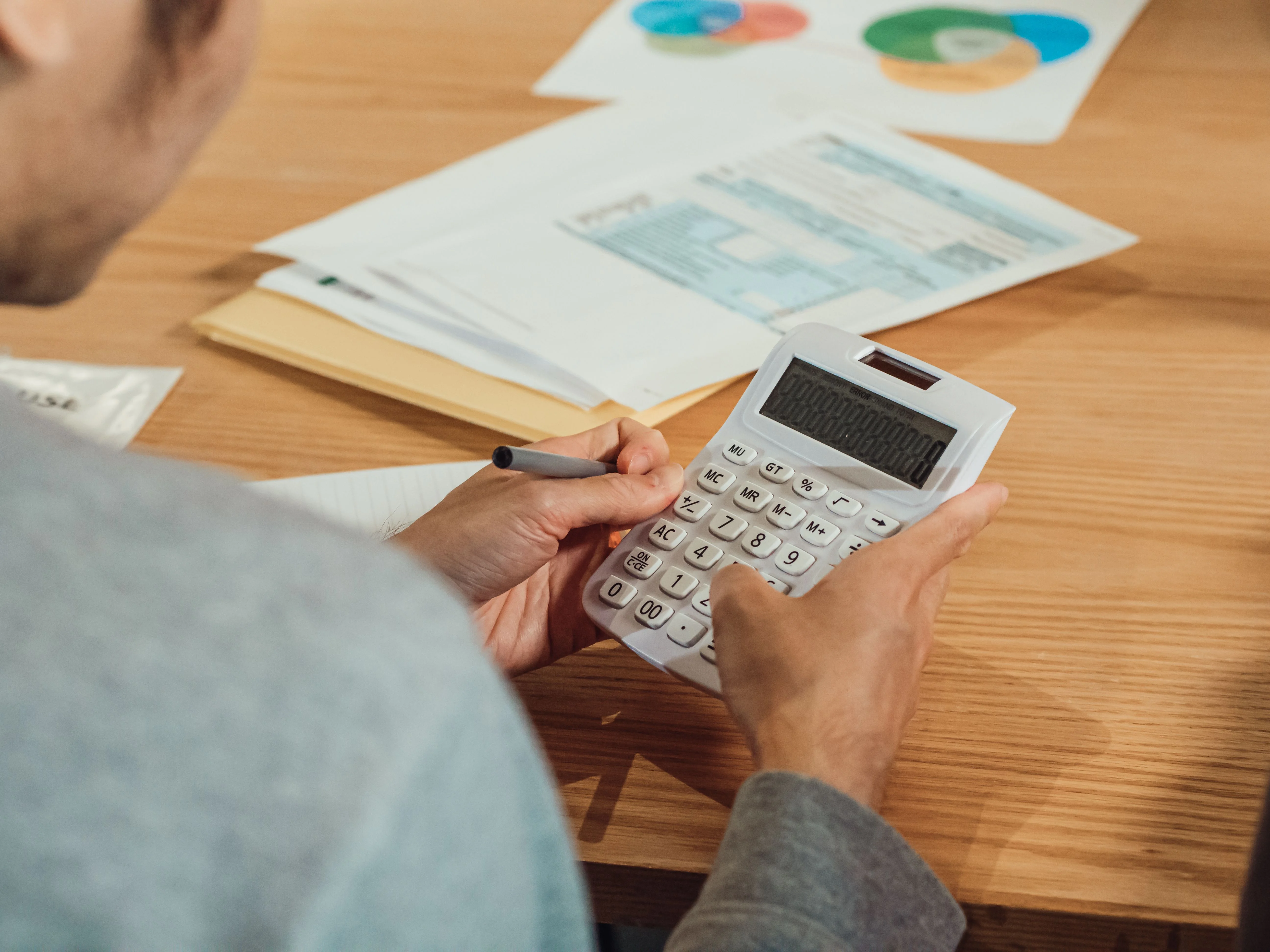 Calculatrice et documents financiers pour pr&eacute;parer une demande de prime d&rsquo;activit&eacute; de chef d&rsquo;entreprise