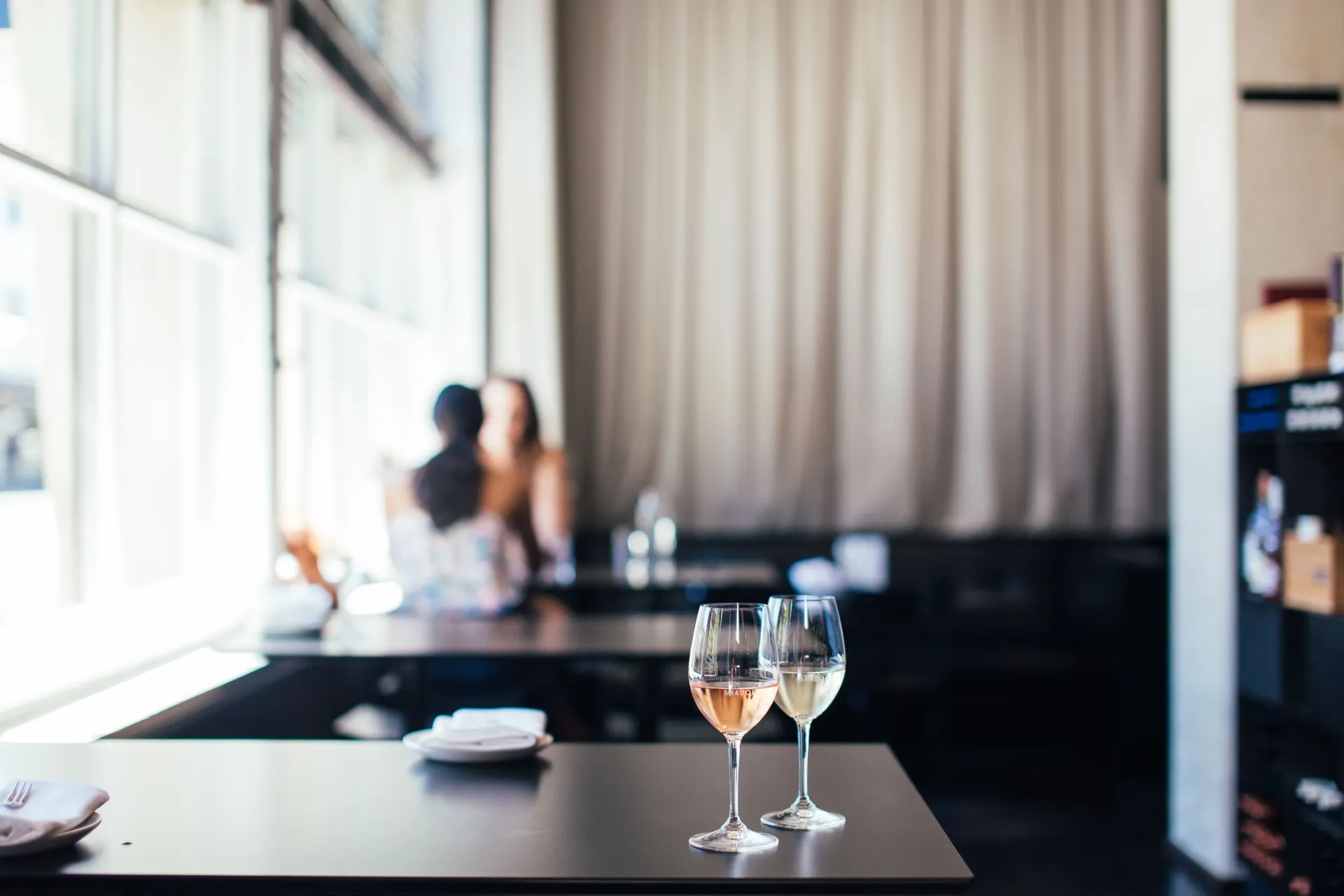 Verres de vin servis sur une table de restaurant pour illustrer la teneur en alcool des boissons